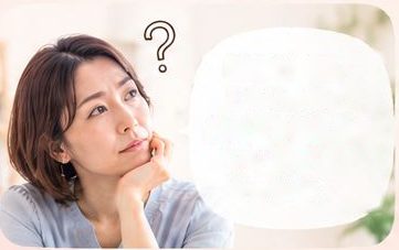 悩んだ表情で遠くを見つめる女性